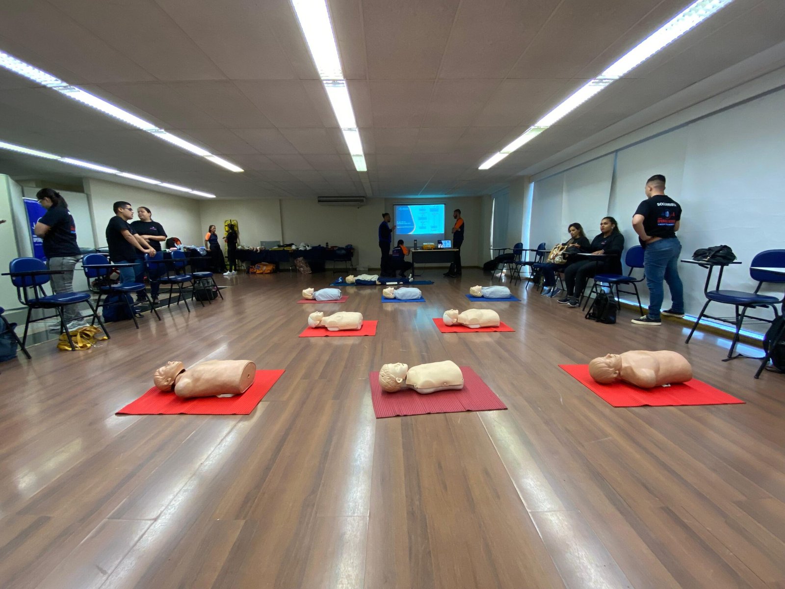 Estrutura de manequins individuais prontos para a prática